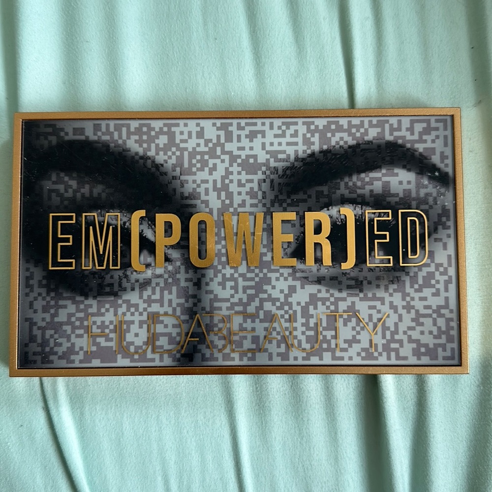 HUDA Beauty Empowered palette